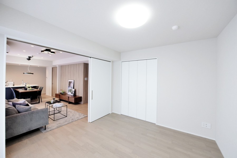 洋室3（約6.8帖）はリビングに隣接しており、扉を開放して拡張リビングとしてもお使い頂けます。ライフスタイルや家族構成に合わせてフレキシブルにご使用頂ける空間です。