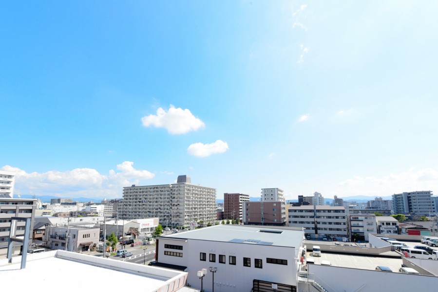 北東側にもバルコニーがあり、周辺に高い建物がないので遠くの景色まで見渡せる爽快な眺めが広がります。6階部分、南東角住戸で陽当り・通風・眺望良好です。