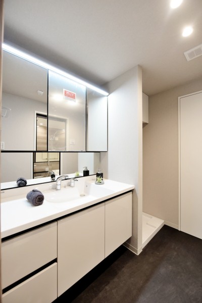 三面鏡裏も全て収納になっており、小物類などもすっきりと収納出来る洗面台です。洗面室にはリネン類や洗剤などの整理に便利な収納を設置しましたので、すっきりと整頓された空間を保てます。