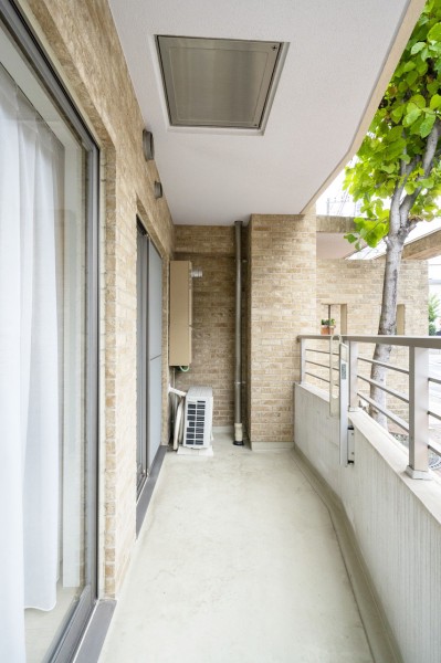 心地よい風を感じるバルコニーです。対面の建物とは距離があるため、光を存分に取り込める開放感のある空間です。LDと洋室1、2の窓にはミラーフィルムを施工し、プライバシーに配慮しています◎