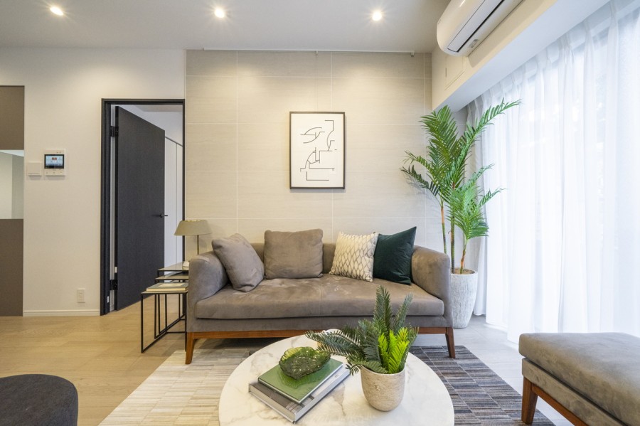 リュクスな暮らしが叶うリビングは木の温もりと上質感を味わえるお部屋です。自分の世界に没頭する時間も、ご家族の団らんも大切にできる空間です。