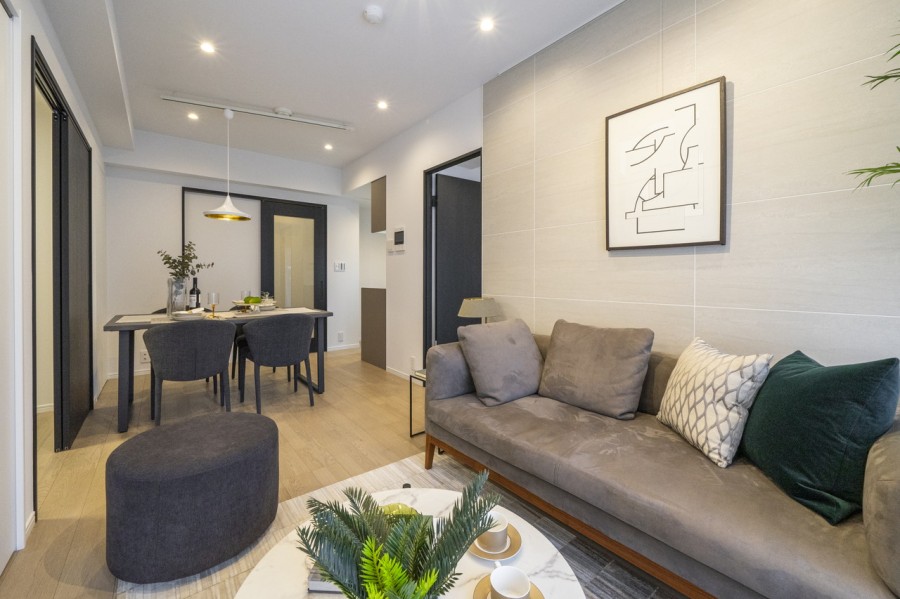 リビングダイニングには床暖房が敷設され、冬場の足元も快適にお過ごしいただけます。「日常」を豊かに。穏やかな時間が流れる安らぎの住まいです。