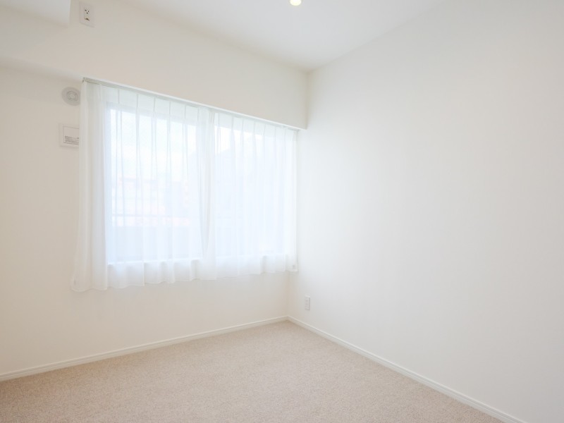 約3.8帖の洋室2です。柔らかな光が長時間続く北向きのお部屋は、勉強や読書など落ち着いて作業したいときのワークスペースにもぴったりです。