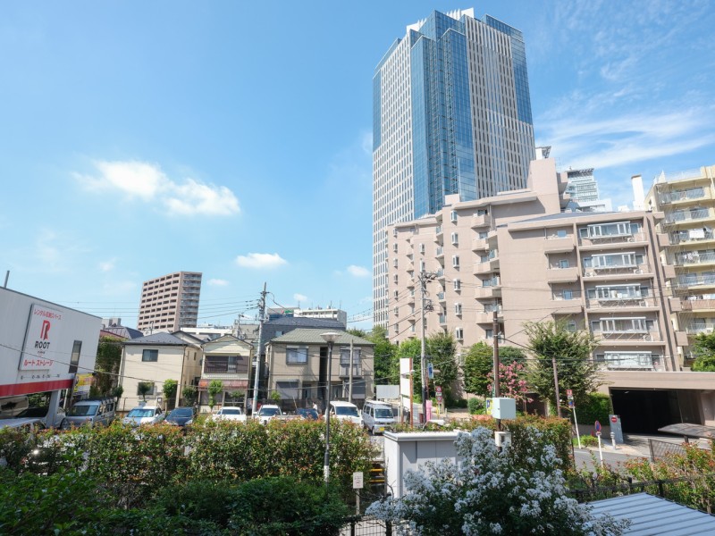 バルコニーからの開放的な眺望です。のびやかに広がる空が日常になり、至福の時間に包まれる住まいです。