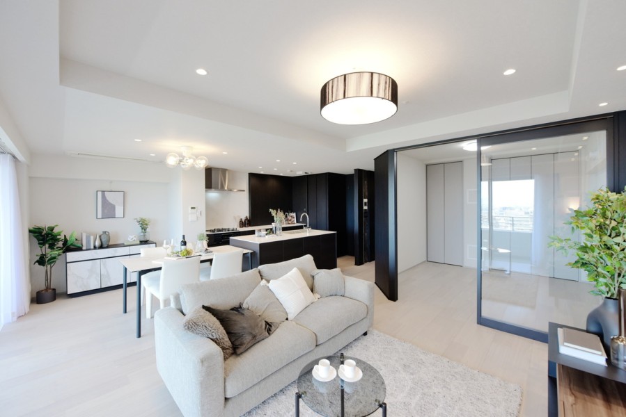 10階部分、92.99平米の広々とした3LDKのお部屋です。LDKは約20.6帖の広さがあり、床暖房完備で家族がゆったりと寛げます。南向きで陽当り・眺望良好です。