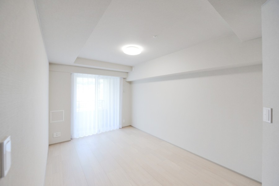 洋室1（約8.0帖）は北側のバルコニーに面し、優しい光が差し込む空間です。凹凸も少なく、家具の配置もしやすいので主寝室にもおすすめです。ウォークインクローゼット付で、居室を広く使えます。