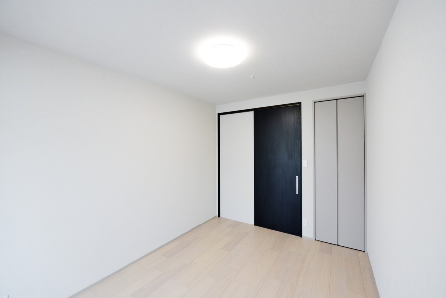 洋室2（約6.0帖）はリビングから離れて、自分の時間や作業・課題に集中出来るので、子供部屋や書斎におすすめです。北側バルコニーに面し、優しい光と風を感じます。