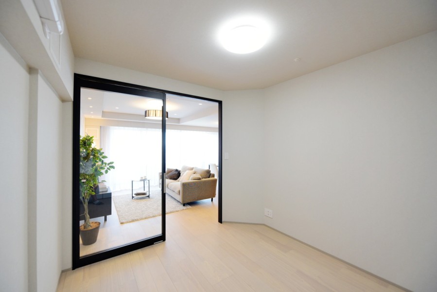 洋室3（約5.3帖）はリビングに隣接しており、扉を開放すると拡張リビングとしても使用出来ます。家族構成やライフスタイルに合わせてフレキシブルに使用できます。