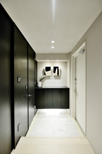 フットライトが優しく足元を照らし、家族やゲストを迎えてくれます。神戸の街にふさわしく、モノトーンでスタイリッシュにまとめた玄関にはピクチャーレールを設置し、お好みのアートやグリーンで飾れます。