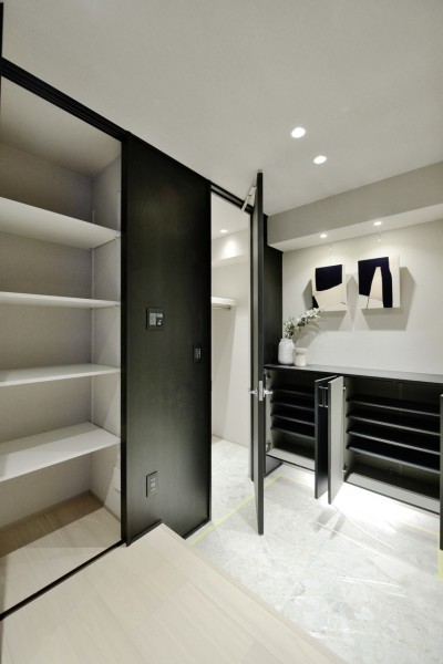 シューズインクローゼットの他にも収納を備えた、収納豊富な玄関です。お気に入りの靴や、レイングッズ、さっと羽織りたいアウターなども収納できとても魅力的な収納スペースです。