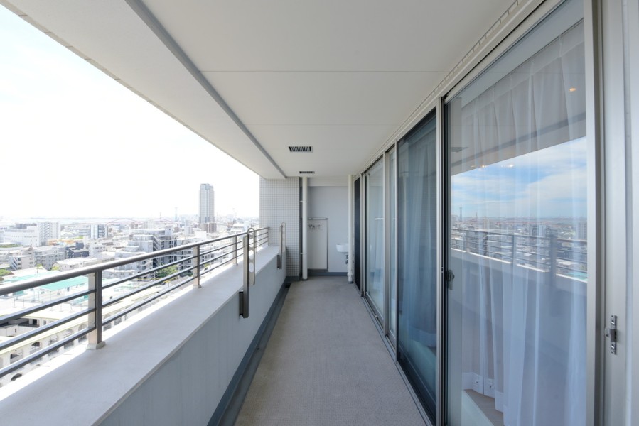 南北両面バルコニーで陽当り・眺望良好です。南側バルコニーにはスロップシンクがあり、毎日のお掃除にも便利です。前面を遮る建物はないので、開放的な眺めが広がります。