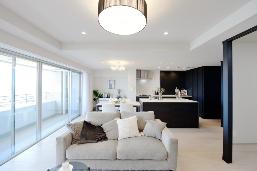 横長で家具の配置もしやすいLDKです。ピクチャーレールを設置しましたので、お好みのアートやグリーンで自分好みの空間を演出できます。ペット飼育可能で、大切な家族が一緒に寛げます。