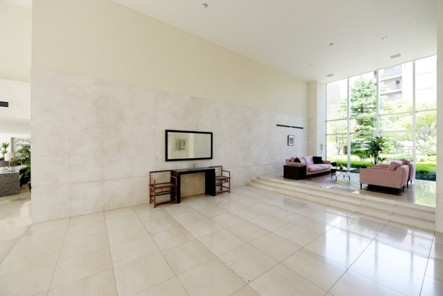 管理人常駐で安心です。2004年建築、ゲストスイート、シアタールーム、サロン、コンシェルジュデスク、ミーティングルームなど共用施設も充実しています。広大な敷地には植栽も多く配置され、喧騒から離れた静かな生活を送れます。