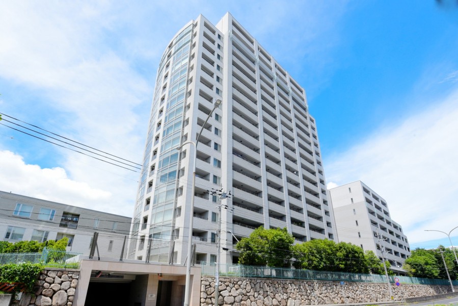 JR住吉駅から6分の立地です。緑豊かな六甲山系、住吉川の自然を感じられる邸宅街、その街並みの中に堂々と構える大規模レジデンスです。広大な敷地を囲む石垣が一層敷地内の品位を高めています。