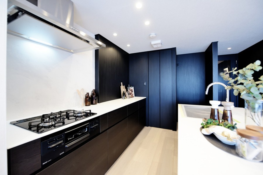 田中工藝社製の造作システムキッチンを採用しました。このお部屋に合うように設計されたこだわりのキッチンです。動線や収納位置まで、使う人の快適さを追求しています。