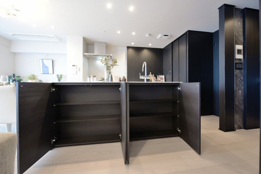 キッチンカウンター下部は、スペースを最大限に活用できるように収納スペースを設けました。お気に入りの食器やカトラリーなどを収納でき、キッチンにカップボードが無くても十分です。