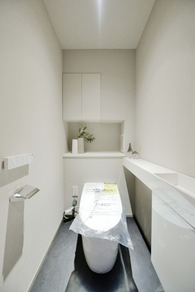 タンクレストイレを採用しましたので、スッキリとスタイリッシュな空間を保てます。お掃除ラクラクな機能を搭載していますので、毎日使う場所をいつも清潔に保っておけます。