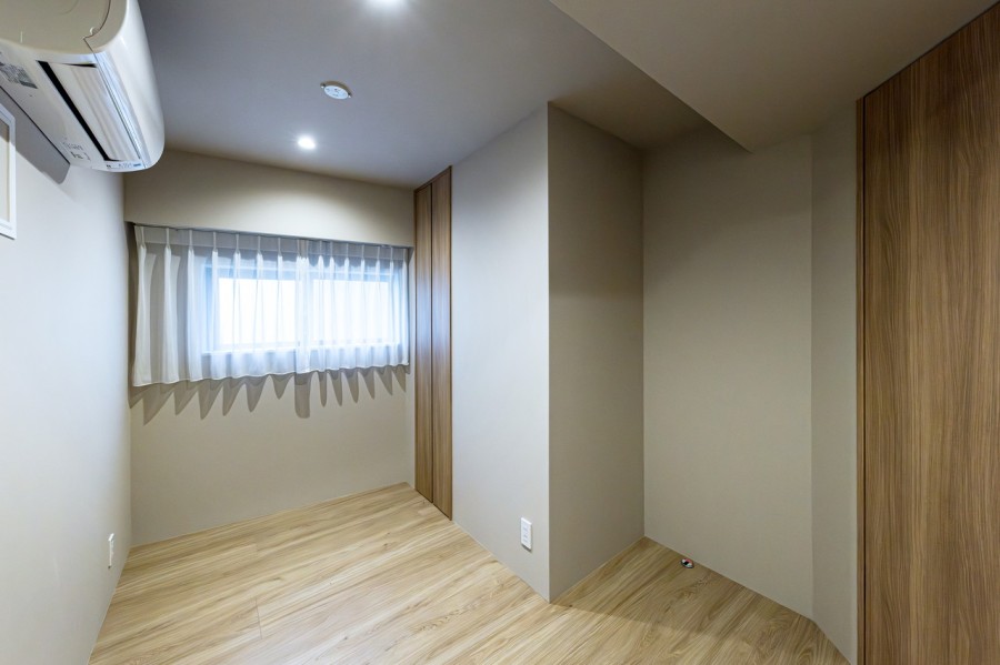 サービスルームは収納スペースとしても、ワークスペースとしても活躍しそうなユーティリティな空間です。収納に便利ながクローゼットが備わっています。