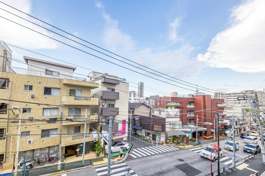 都会でありながらも、広々とした青空の鮮やかなコントラストが楽しめる、のびのびとした景色が広がります。