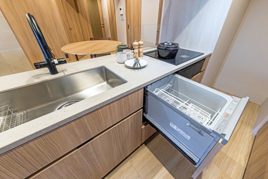 ◆食器洗浄乾燥機◆家事の時間を短縮できる優れもの。さらに節水・節約を同時に行うことができるので、大変人気があり重宝します。