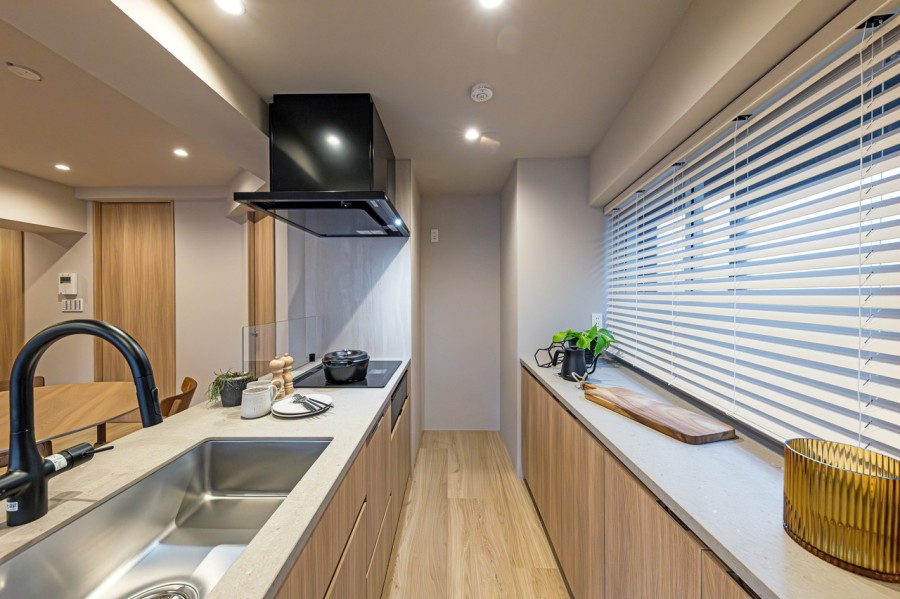 リビングにいるご家族とおしゃべりしながら家事ができる人気のオープンキッチンです。窓から差し込む光がキッチンスペースを明るくしてくれます。