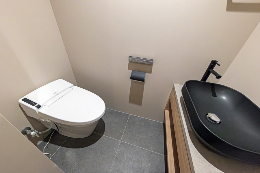 レストルームには洗練されたお部屋にぴったりなスタイリッシュなタンクレストイレが設置されています。手洗い場や収納に便利なカウンターも備え付けです。