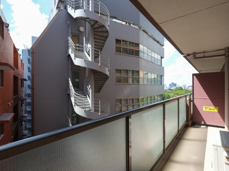 バルコニーには心地よい自然光が降り注ぎ、穏やかな時間が流れます。