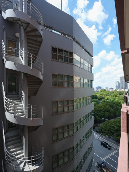 バルコニーからの眺望です。ほど近い新宿中央公園の緑が顔をのぞかせ、都会でありながらも自然の安らぎを忘れない穏やかな立地です。