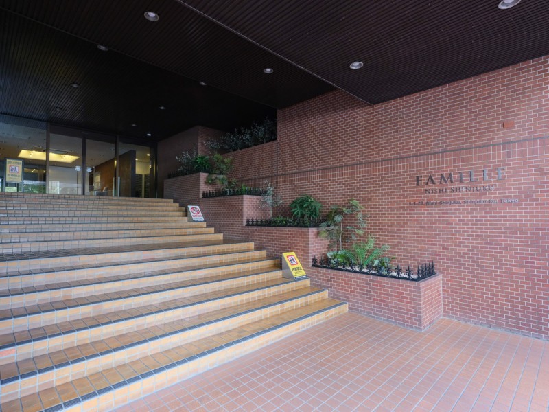 新宿駅南口から隣接のワシントンホテルまでに地下道があり、雨の日の通勤・通学に便利な立地♪緑溢れる新宿中央公園もほど近く、利便と潤いに寄り添う住環境が整っています。