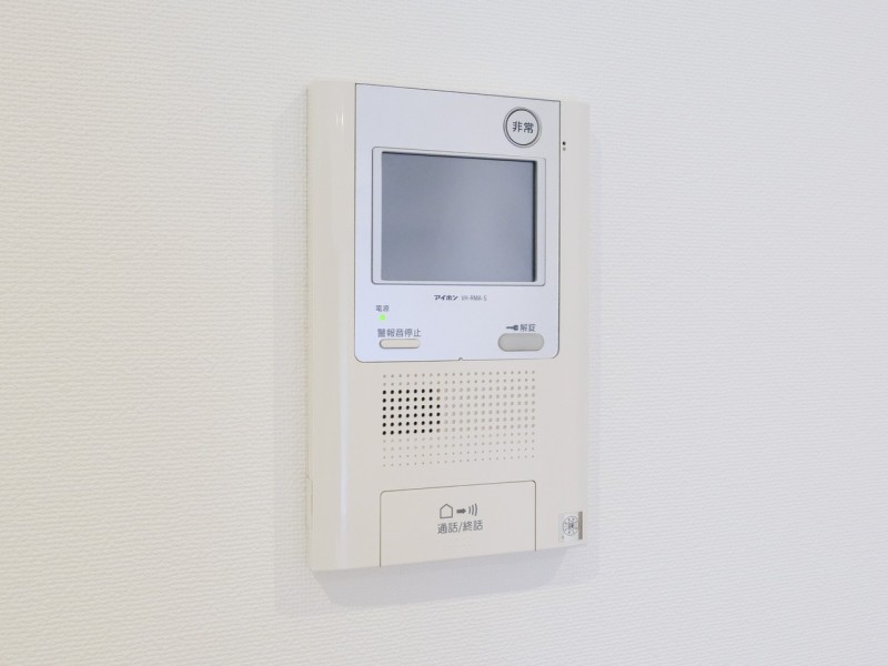 ◆TVモニター付インターホン◆訪ねてきた相手をモニター越しに確認でき、防犯対策に役立ちます。インターホン越しに話をすることが可能です。