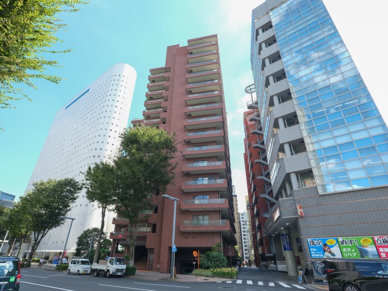 重厚感のあるヴィンテージな外観のマンションです。『新宿』駅徒歩10分、『都庁前』駅徒歩6分で利便性良好！三菱地所コミュニティによる住込管理やオートロック付きの安心セキュリティ体制です♪