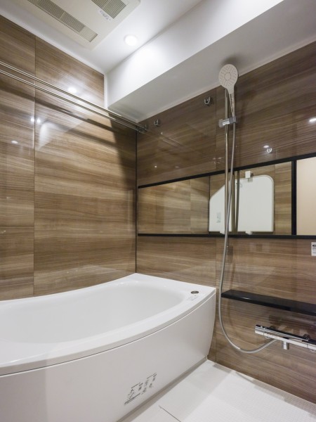 横長ミラーの効果で実際のサイズよりも広がりを感じるバスルームです。暖房・涼風・換気・乾燥機能付きで1年中快適なバスタイムをお楽しみいただけます。