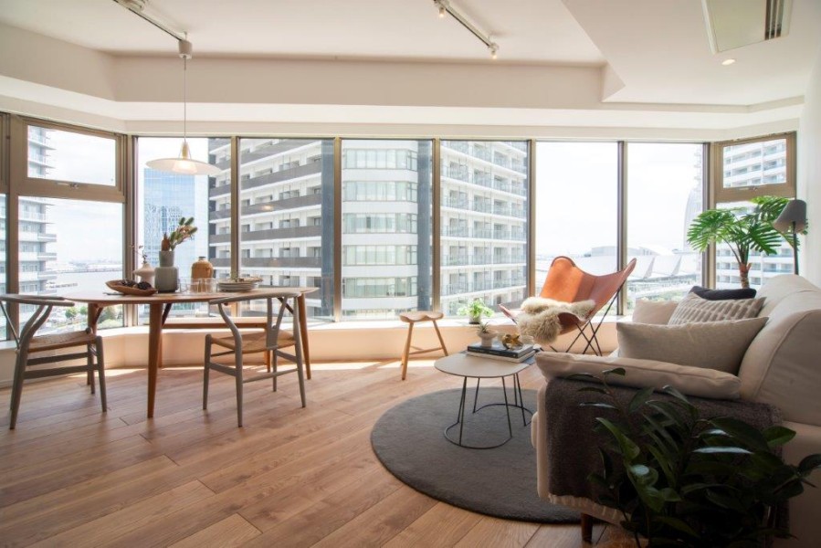 約17.7帖のゆとりあるLDKです。よりいっそう開放感を演出する大きな窓からは、柔らかな自然光が差し込み心地よい時間が流れます。