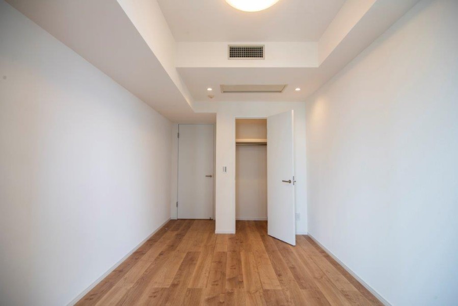 洋室1には頼もしい収納力を持つウォークインクローゼットを備え付けました。かさばりやすいアウターやオフシーズンの衣類など、たっぷり収納できます。