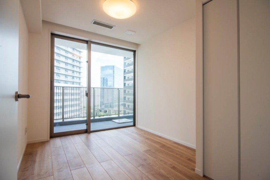 テレワークや作業スペースとしてもぴったりな洋室2(4.6帖)です。クローゼットがあり、お部屋もゆったりと使えます。