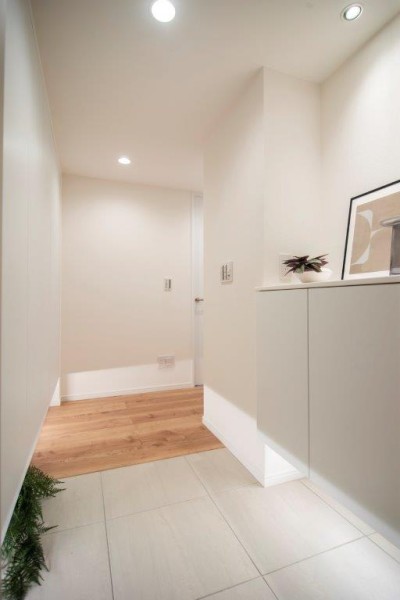 玄関には３つのシューズボックスを備え付けたので、たっぷりと靴を収納できます。カウンターには、四季折々のお花を飾って季節を楽しむのもいいですね♪