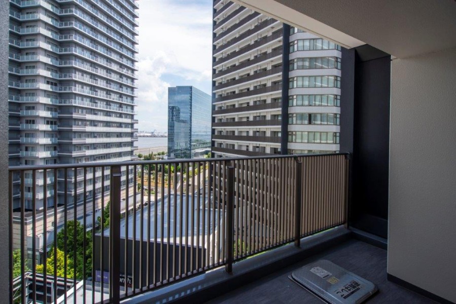 お部屋に心地の良い光と風を届けるバルコニーです。爽やかな風が感じられるリフレッシュにぴったりな空間です。