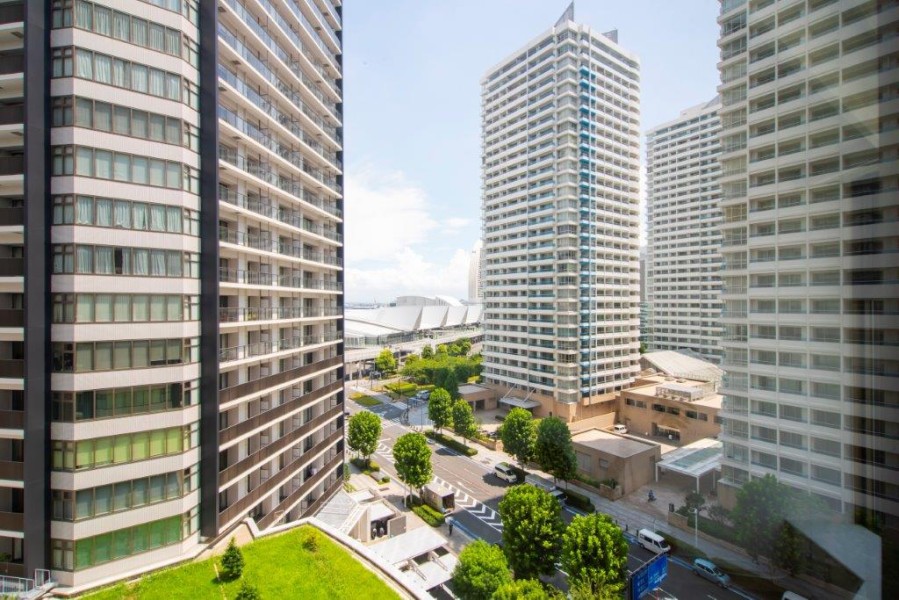 海と公園の緑に囲まれた贅沢な日常を満喫できそうな空間です。のびやかに広がる空が日常になり、至福の時間に包まれる住まいです。