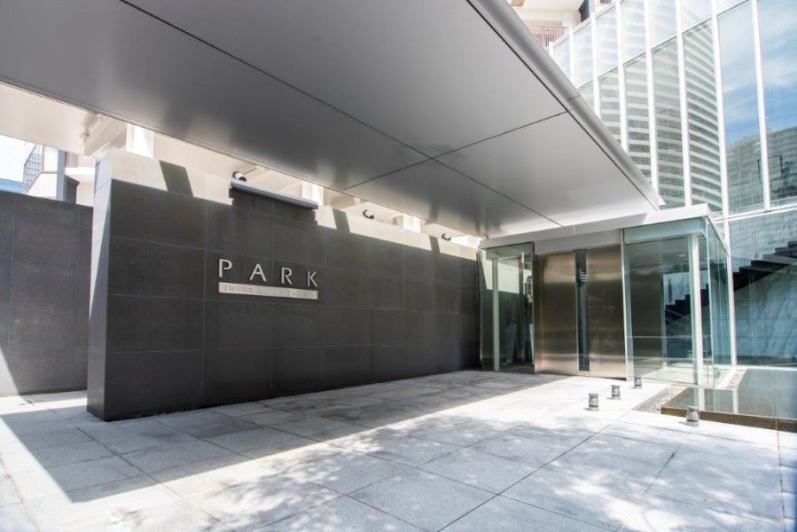 上質感に包まれた重厚な意匠で迎えてくれるエントランス。ラウンジ、ライブラリー、ゲストルームなどの共用施設が充実しています。