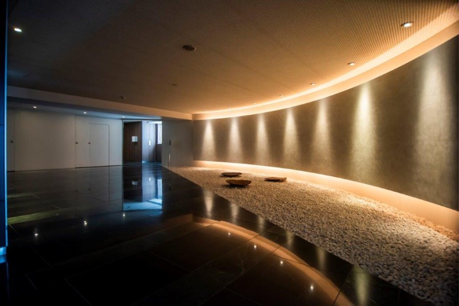 まるで美術館のような落ち着いた空間を演出するエントランスロビーです。堂々たる趣の中に居心地の良さも感じさせ、安らぎの居住空間へ誘います。