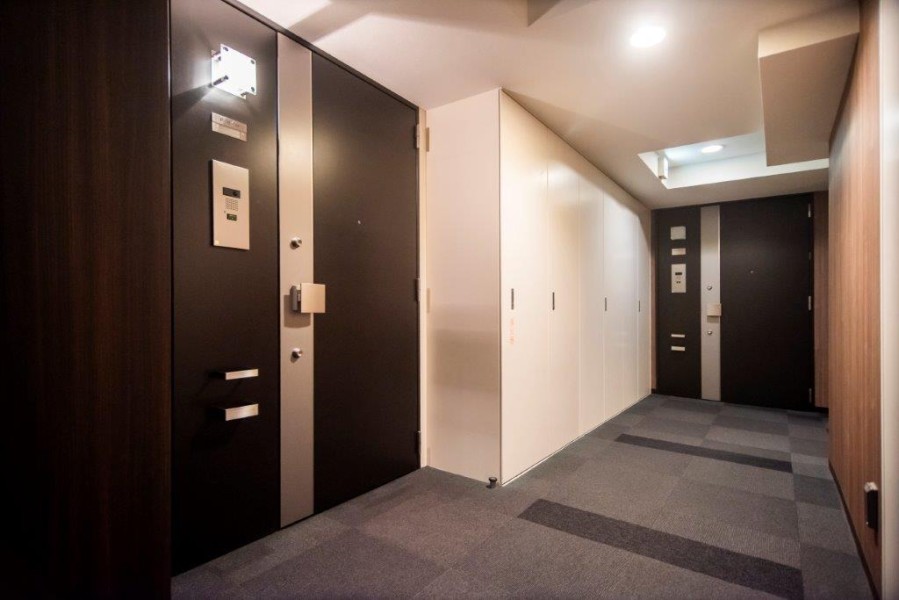 専有フロアは、ホテルライクな内廊下設計となっています。各階にダストステーションが設置されているので、面倒なゴミ出しも快適です。