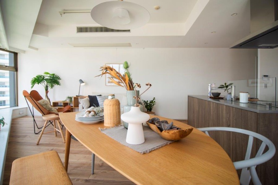 床材にはトリニティのチェスナットを採用し、上質で温もり溢れる住まいを演出します。リュクスな暮らしが叶うリビングは木の温もりと上質感を味わえるお部屋です。