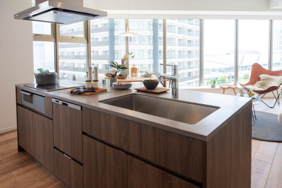 快適な機能とデザイン性が魅力の田中工藝製システムキッチンです。開放的なオープンキッチンは、住まいと暮らしにフィットするデザイン性と機能性を兼ね備えています。