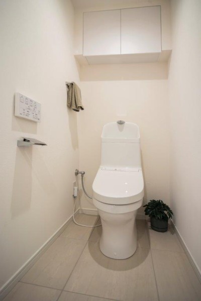 上品さが宿るホワイト基調のレストルームです。毎日使う場所だからこそ、清潔感と使いやすさを考慮した空間です。