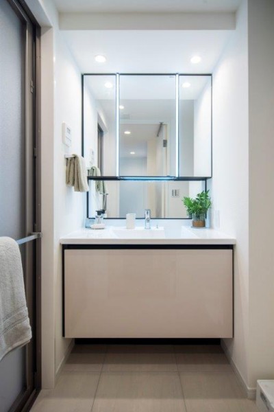 身支度の時間をも快適に彩る、美しく空間に溶け込む洗面化粧台です。収納豊富な三面鏡付きのLIXIL製洗面化粧台を新規設置しました。