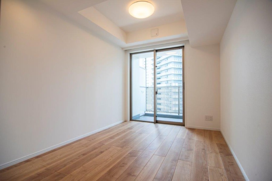 洋室1は勾配天井になっているので解放感を感じられるお部屋です。穏やかな自然光が入り、のびのびとお過ごしいただけます。