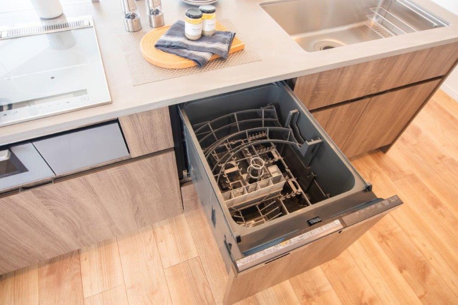 ◆食器洗浄乾燥機◆家事の時間を短縮できる優れもの。さらに節水・節約を同時に行うことができるので、大変人気があり重宝します。