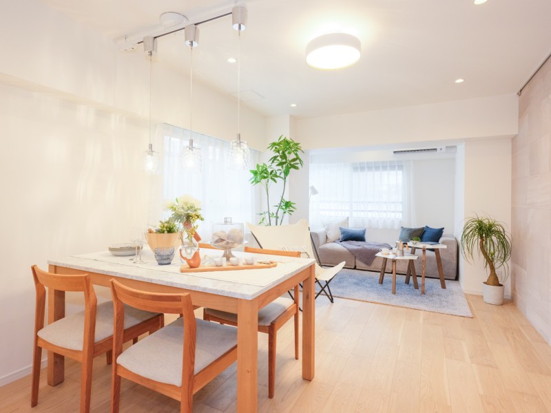 約17.1帖の広さを誇るリビングダイニングには床暖房を敷設しています。流行を先駆けながら、安らぎを感じる居住空間です。