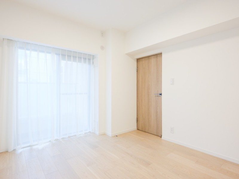 洋室3はバルコニーに面した開放感溢れるお部屋です。ウォークインクローゼット付きで居室部分を広々とお使いいただけるので主寝室にぴったりです。