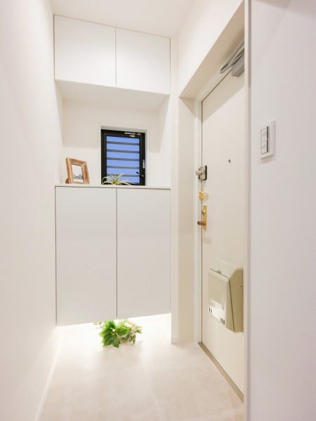 白を基調にした清潔感のある玄関です。大切なご家族の「ただいま」「おかえり」が行き交う心温まる空間です。